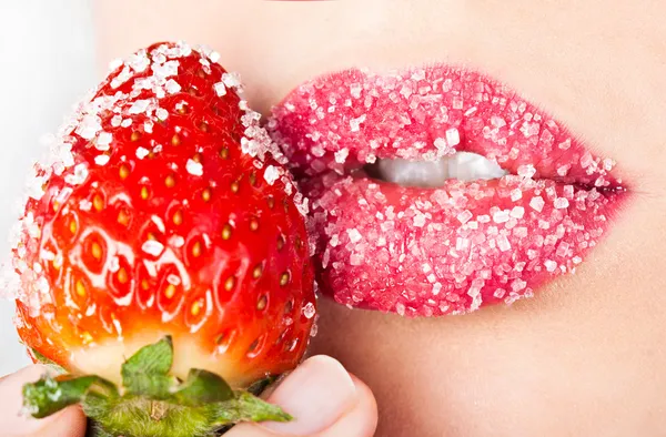 Vrouw mond met rode aardbei bedekt met suiker — Stockfoto