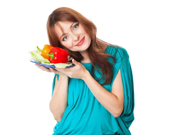 Беременная женщина с тарелкой овощей — стоковое фото