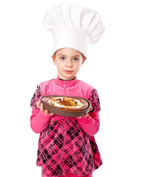 A little girl is holding a plate of pie — Stock Photo, Image