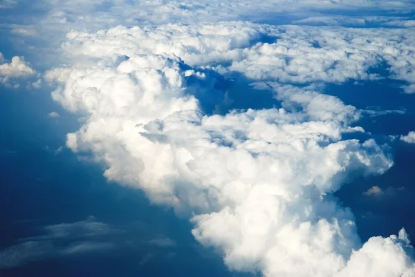Blå himlen täcks av moln — Stockfoto