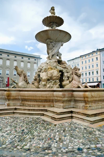 Kašna na náměstí residenzplatz salzburg — Stock fotografie