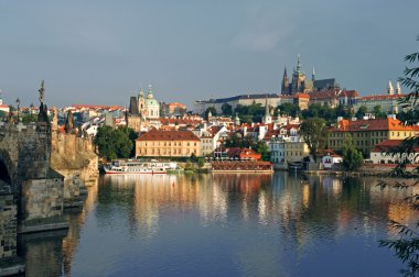 güneş doğarken Prag Kalesi ve charles Köprüsü