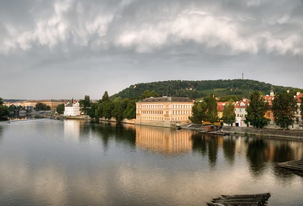 Visa från Karlsbron på floden vltava i Prag — Stockfoto