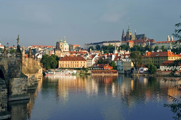 Castelo de Praga e ponte Charles ao nascer do sol — Fotografia de Stock