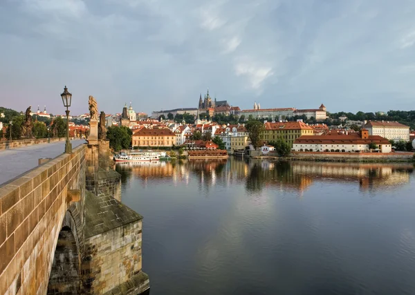 Pražský hrad a Karlův most při východu slunce — Stock fotografie