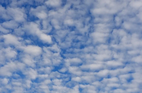 Rüzgarlı bulutlu gökyüzü — Stok fotoğraf