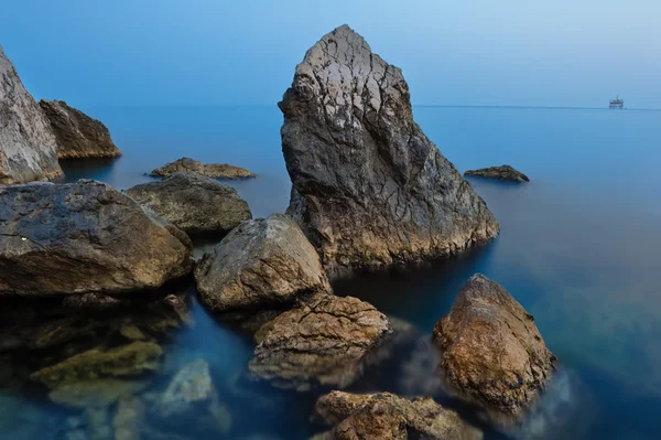 Kameny v moři noci — Stock fotografie