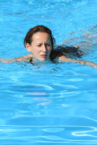 Женщина плавает — стоковое фото