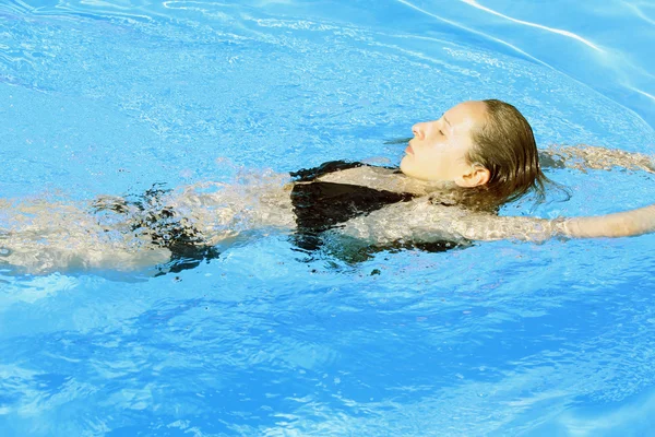 Nuoto in piscina — Foto Stock
