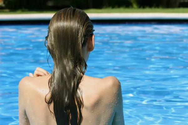 Žena plavání v bazénu — Stock fotografie