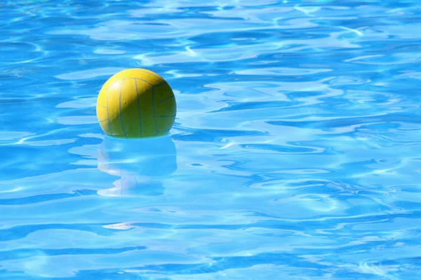 球在水里 — 图库照片