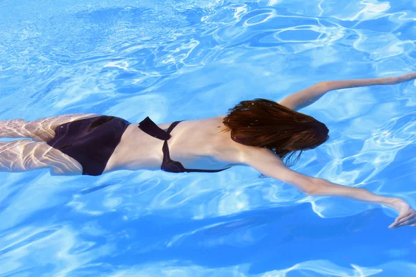 Vrouw duiken — Stockfoto