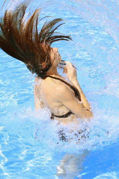 Mulher espirra na piscina — Fotografia de Stock