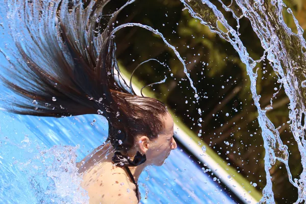 Mulher espirra na piscina — Fotografia de Stock