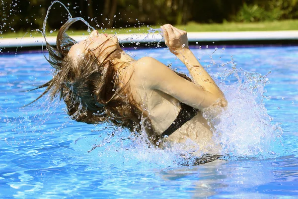 Salpicando na piscina — Fotografia de Stock