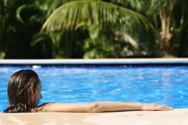 Relaxing by the pool — Stock Photo, Image