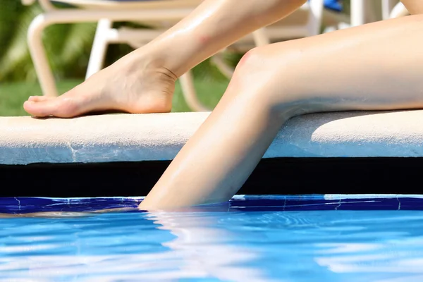 Yüzme havuzunda bacaklar — Stok fotoğraf