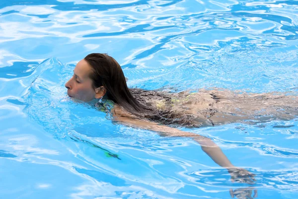 Vrouw zwemmen — Stockfoto
