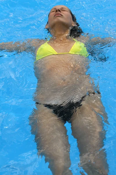Sualtı Yüzme kadın — Stok fotoğraf