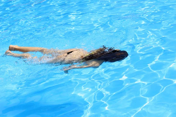 Mulher mergulho subaquático — Fotografia de Stock