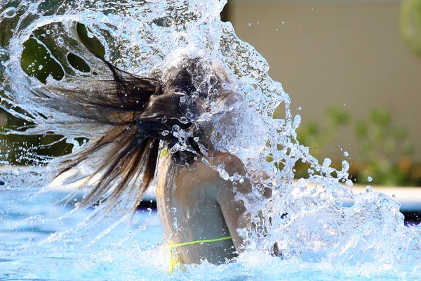 Éclaboussure d'eau dans la piscine — Photo