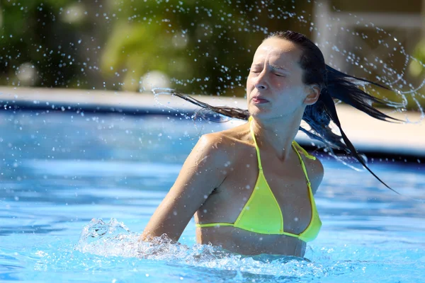 Kobieta rozpryskiwania się w wodzie — Zdjęcie stockowe