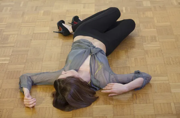 Mulher inconsciente no chão — Fotografia de Stock
