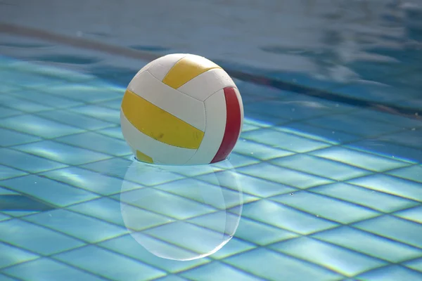 Water bal in zwembad — Stockfoto