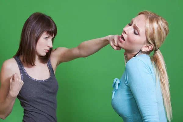 Женщина бьет по лицу — стоковое фото
