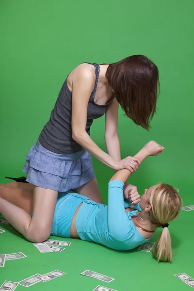 Frauen kämpfen am Boden — Stockfoto