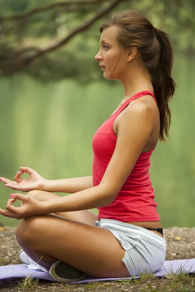 Yoga pose açık havada — Stok fotoğraf
