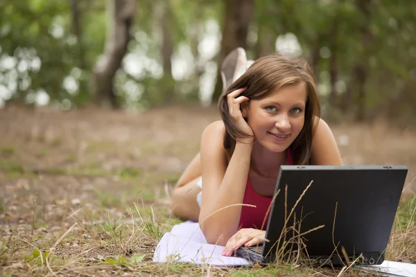 Mulher com laptop na floresta — Fotografia de Stock