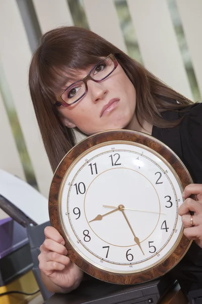 Ongelukkig vrouw bedrijf grote horloge — Stockfoto