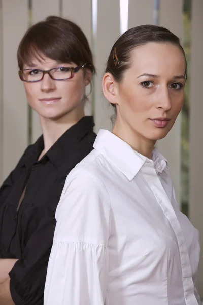 Ofiste iki iş kadını — Stok fotoğraf