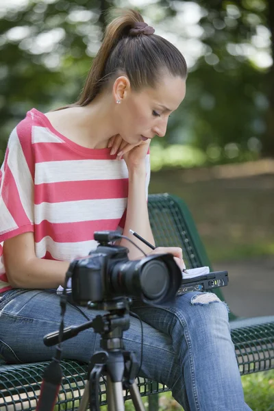 Female Photographer making notice — Stockfoto