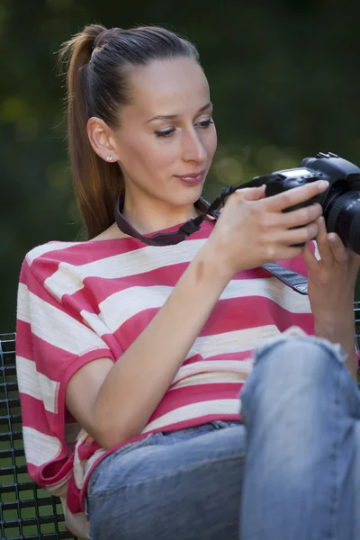 Kobieta fotograf sprawdzanie Zdjęcia — Zdjęcie stockowe
