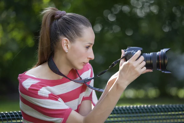 Woman takes picture — Stock Photo, Image