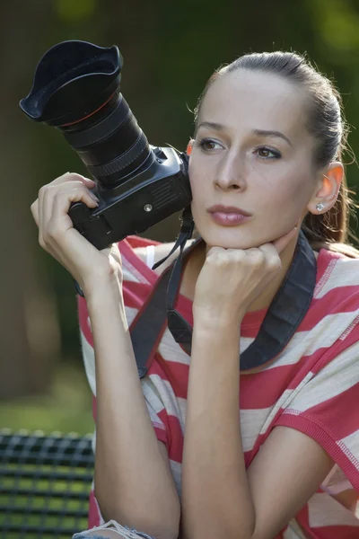 Mulher com câmera fotográfica — Fotografia de Stock
