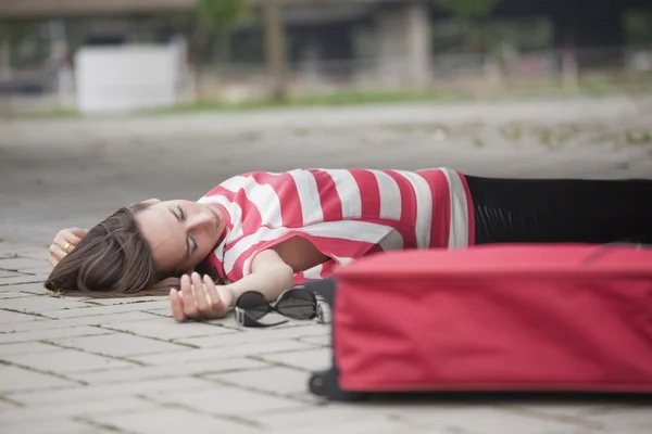 Mujer inconsciente en camino de asfalto —  Fotos de Stock