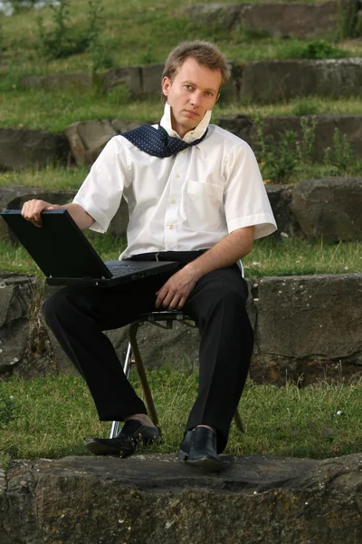 Empresário com laptop ao ar livre — Fotografia de Stock