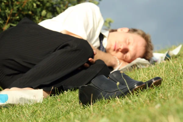 Бизнесмен спит в парке — стоковое фото