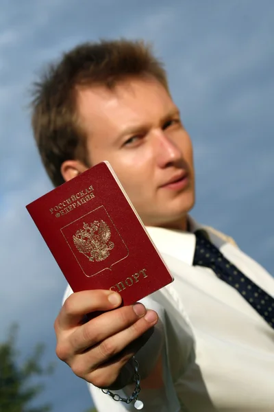 Homem segurando passaporte russo — Fotografia de Stock