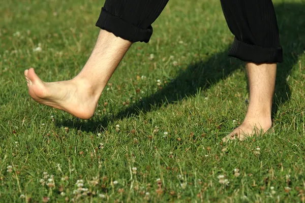 Wandelen op blote voeten — Stockfoto