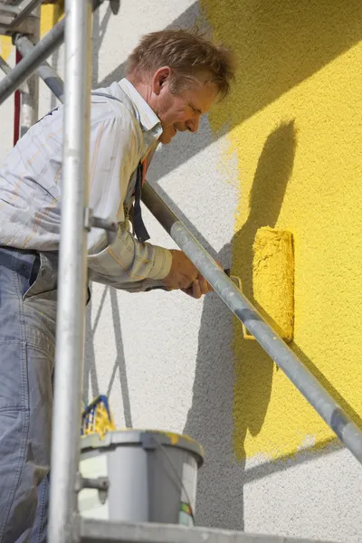 Pintor con rodillos de trabajo — Foto de Stock