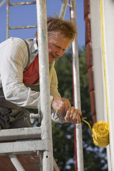 Pracovník malování domu s válečkem — Stock fotografie