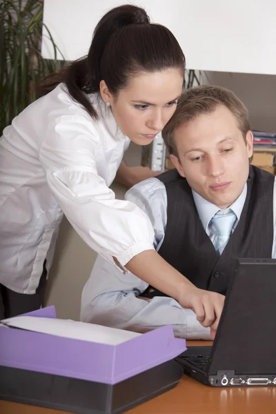 Man och kvinna som arbetar på kontor — Stockfoto