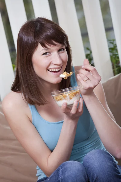 Frau mit Cornflakes — Stockfoto