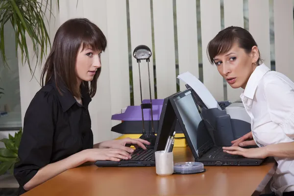 Duas mulheres fofocas no escritório — Fotografia de Stock