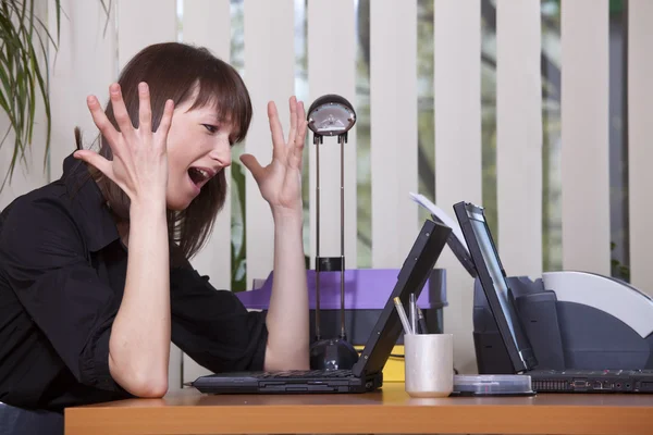 Frustrierte Frau im Amt — Stockfoto