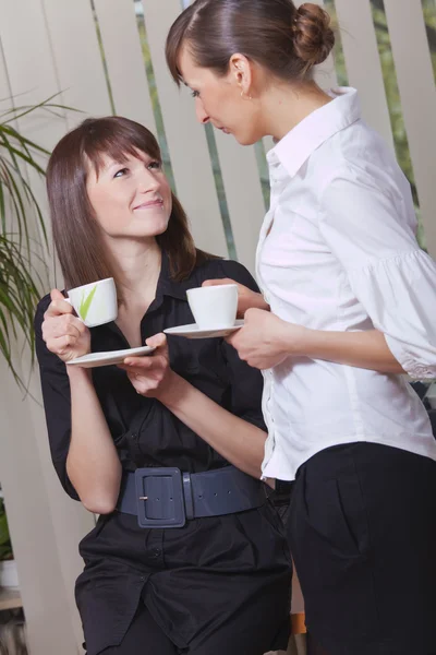 Жінки приймають перерву на каву — стокове фото
